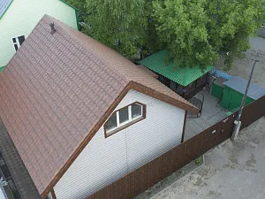 Жилой дом с коричневой крышей